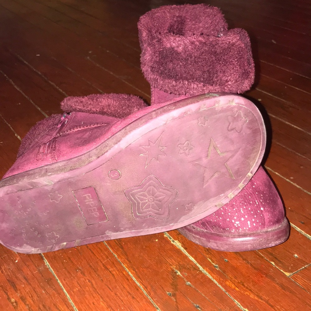 Selling some magenta boots